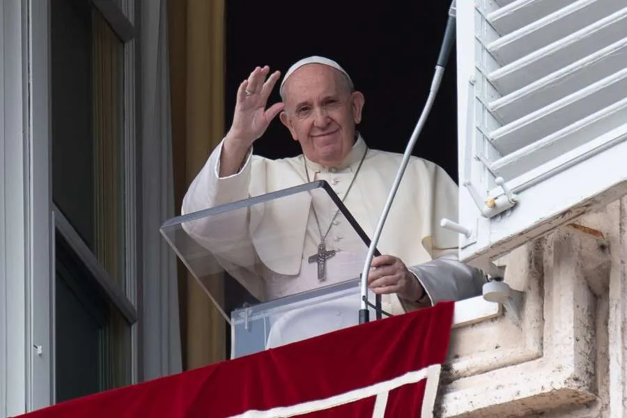 Le Pape François salue de sa fenêtre donnant sur la place Saint-Pierre lors de la prière de l'Angélus. Vatican Media.
