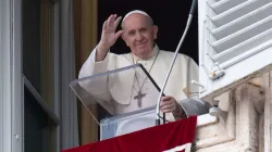 Le Pape François salue de sa fenêtre donnant sur la place Saint-Pierre lors de la prière de l'Angélus. / Vatican Media.