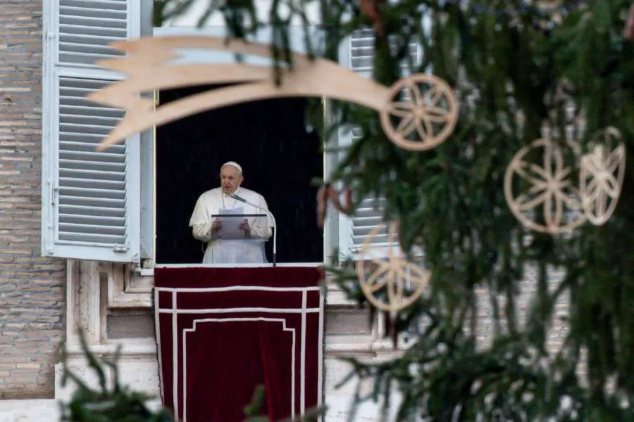 Le pape François prononce son discours lor de l'Angélus sur la place Saint-Pierre. Vatican Media.