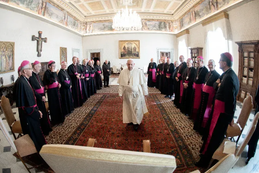Le pape François rencontre un groupe d'évêques français lors de leur visite ad limina à Rome, le 1er octobre 2021. Vatican Media.