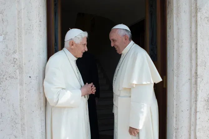 Le pape François rend visite au pape émérite Benoît XVI au monastère Mater Ecclesiae de la Cité du Vatican pour échanger des vœux de Noël, le 23 décembre 2013. | Vatican Media