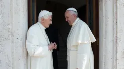 Le pape François rend visite au pape émérite Benoît XVI au monastère Mater Ecclesiae de la Cité du Vatican pour échanger des vœux de Noël, le 23 décembre 2013. | Vatican Media / 