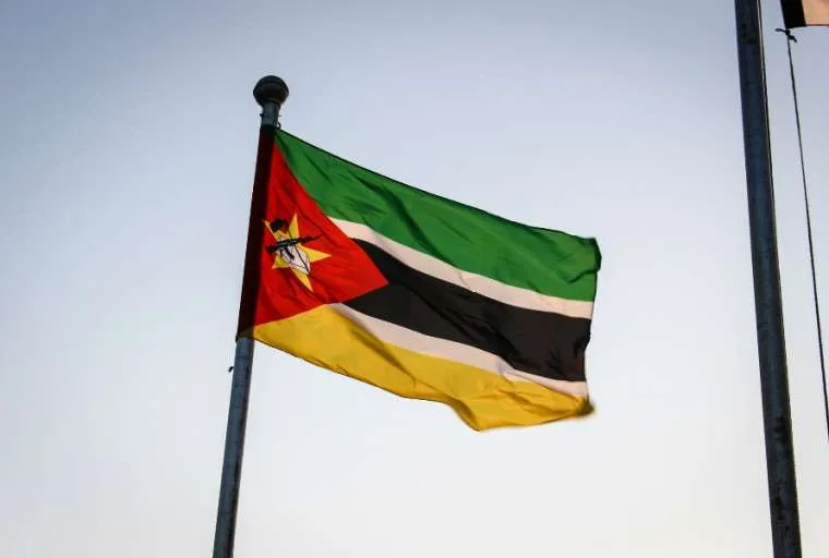Le drapeau du Mozambique. mhojnik (CC BY 2.0).