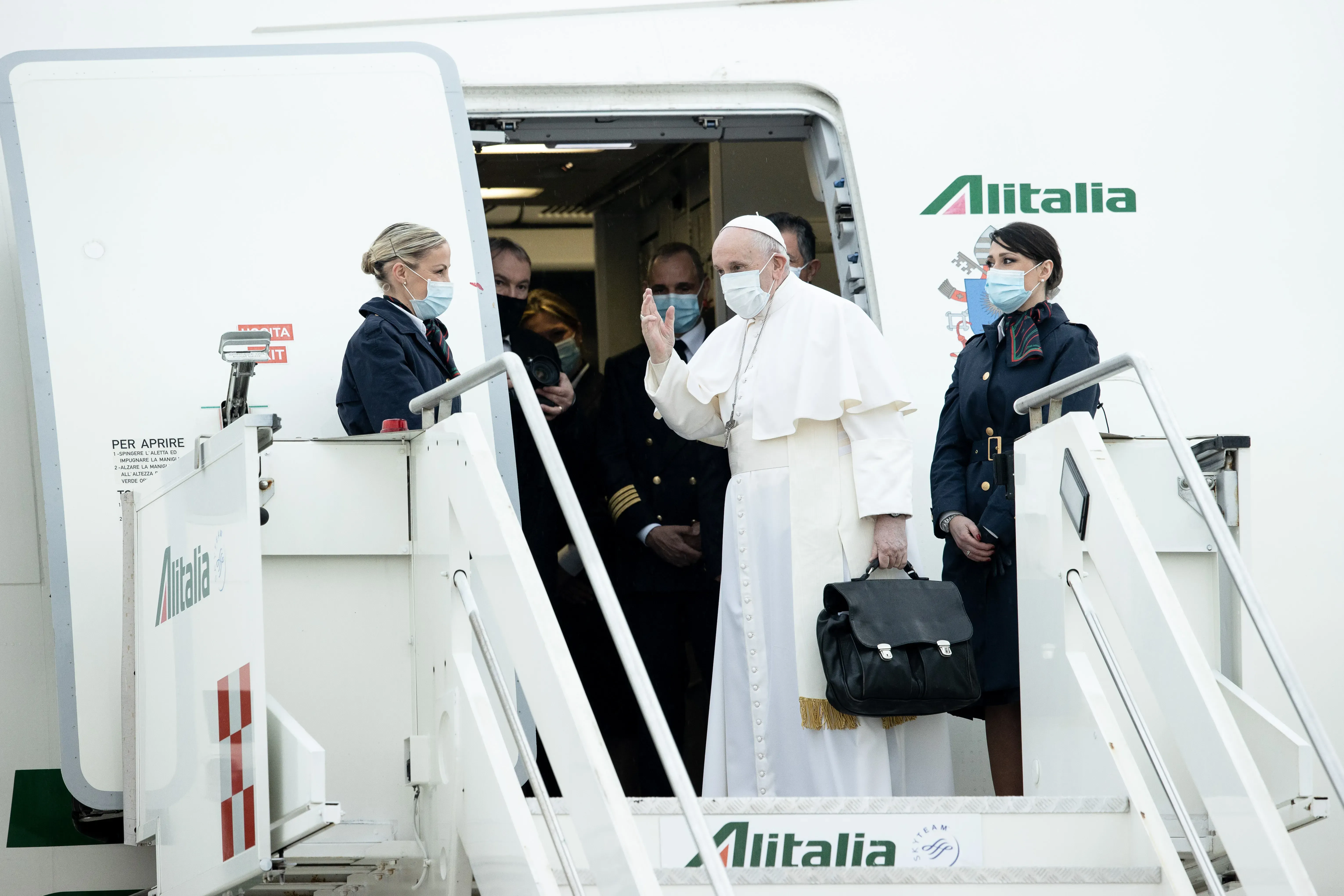Le pape François monte à bord de l'avion papal avant une visite en Irak le 5 mars 2021. Daniel Ibanez/CNA