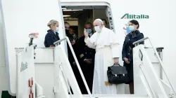 Le pape François monte à bord de l'avion papal avant une visite en Irak le 5 mars 2021. Daniel Ibanez/CNA / 