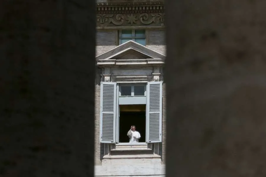 Le pape François offre sa bénédiction à la suite du Regina Coeli du 3 mai 2020. Daniel Ibáñez/CNA