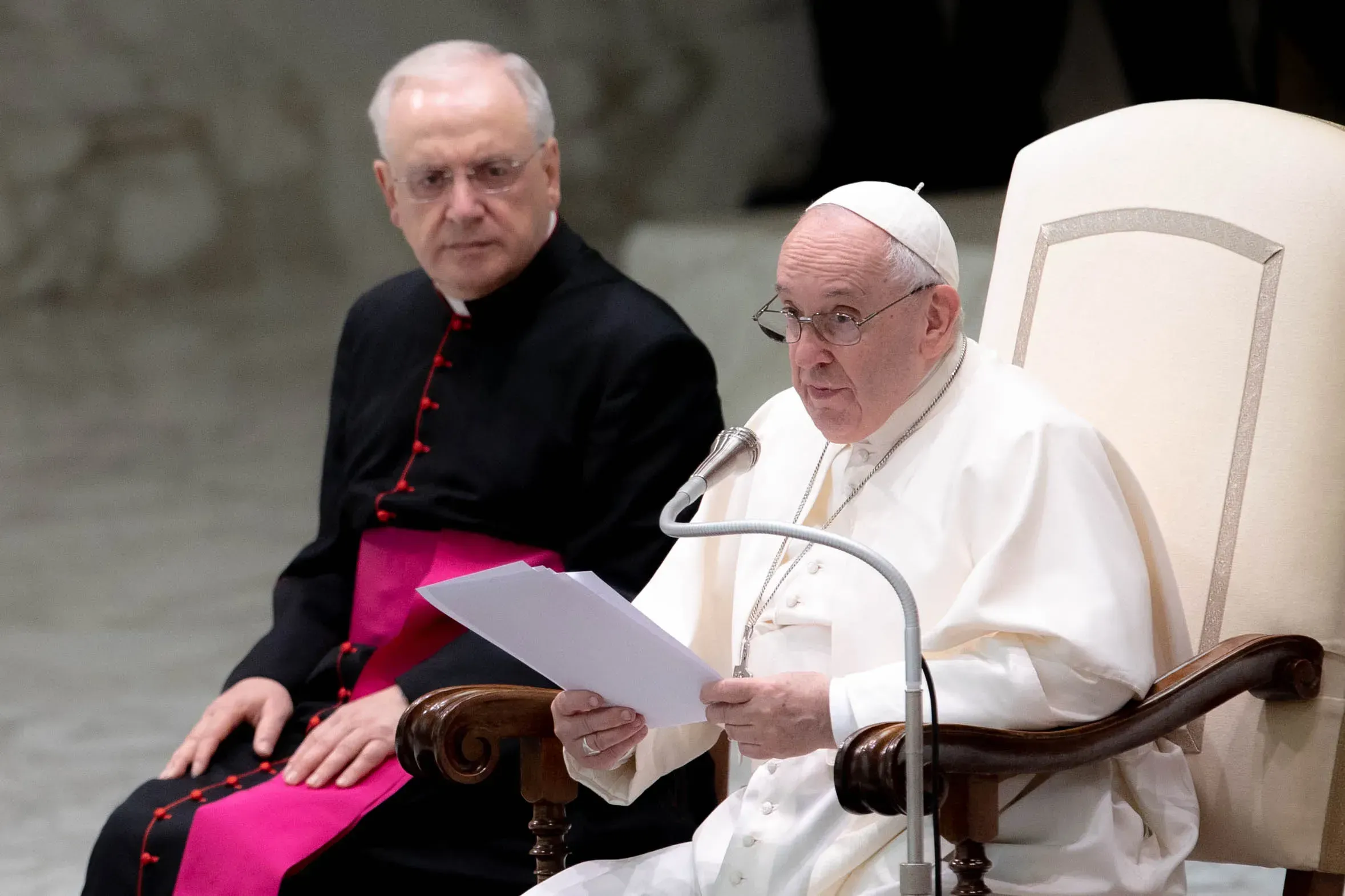 Le pape François prononce son discours d'audience générale dans la salle Paul VI du Vatican, le 27 octobre 2021. Daniel Ibanez/CNA