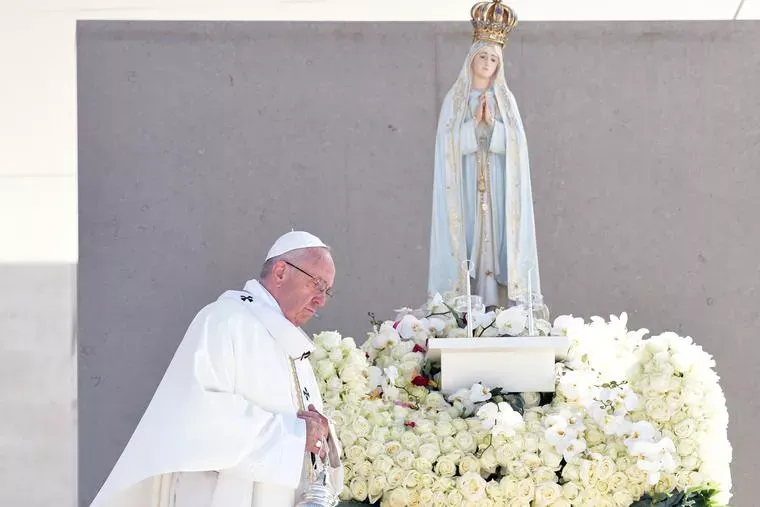 Le pape François célèbre une messe du centenaire de l'apparition de la Vierge Marie à trois enfants à Fatima, au Portugal, le 13 mai 2017. Crédit : Tiziana Fabi / AFP via Getty Images