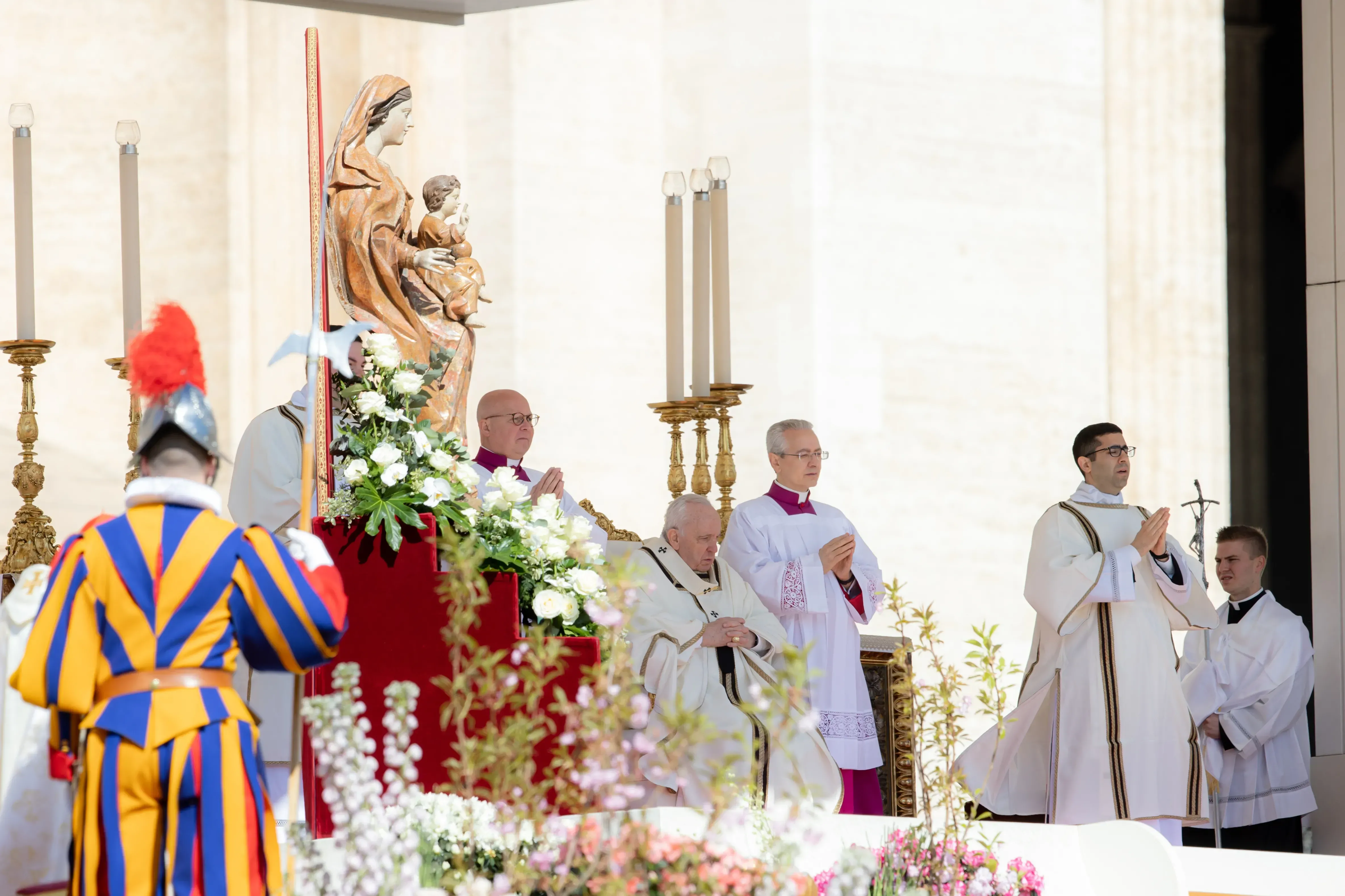 Le pape François célèbre la messe sur la place Saint-Pierre pour Pâques 2022. Daniel Ibanez/CNA