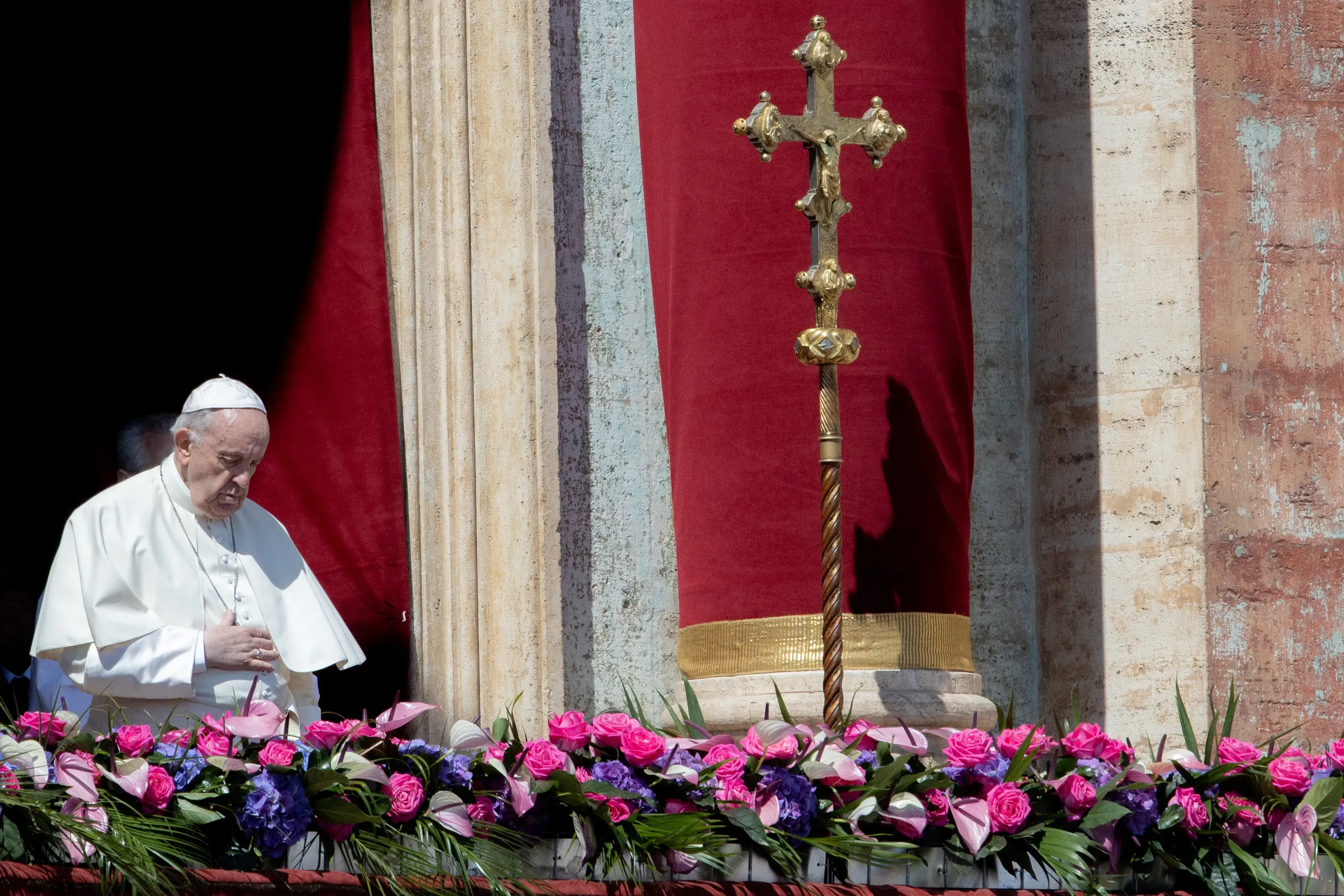 Le pape François donne la bénédiction Urbi et Orbi pour Pâques 2022. Daniel Ibanez/CNA