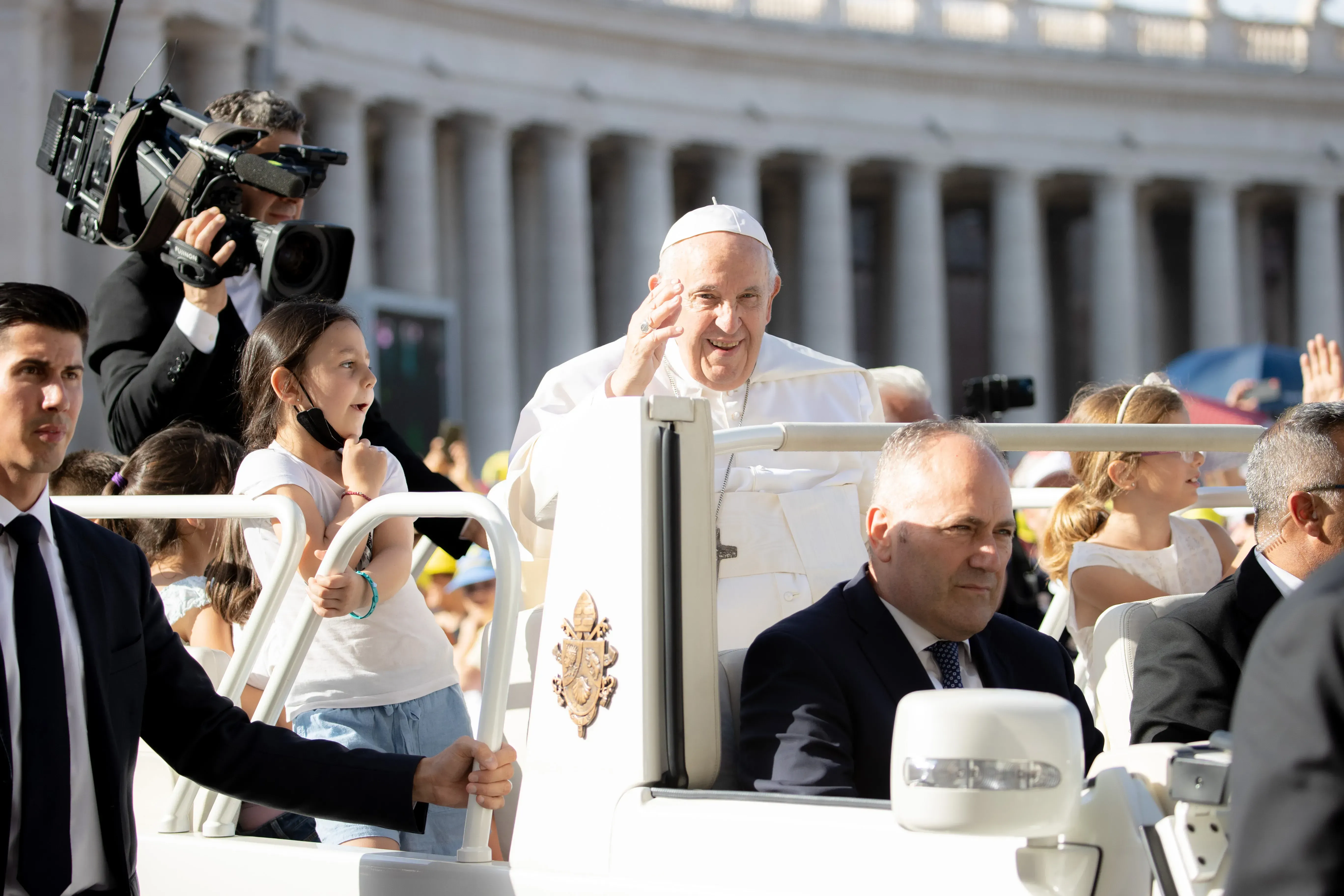 Le pape François salue les familles sur la place Saint-Pierre avant la messe pour la Rencontre mondiale des familles 2022, le 25 juin 2022. Daniel Ibanez/CNA / 