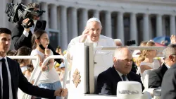 Le pape François salue les familles sur la place Saint-Pierre avant la messe pour la Rencontre mondiale des familles 2022, le 25 juin 2022. Daniel Ibanez/CNA / 