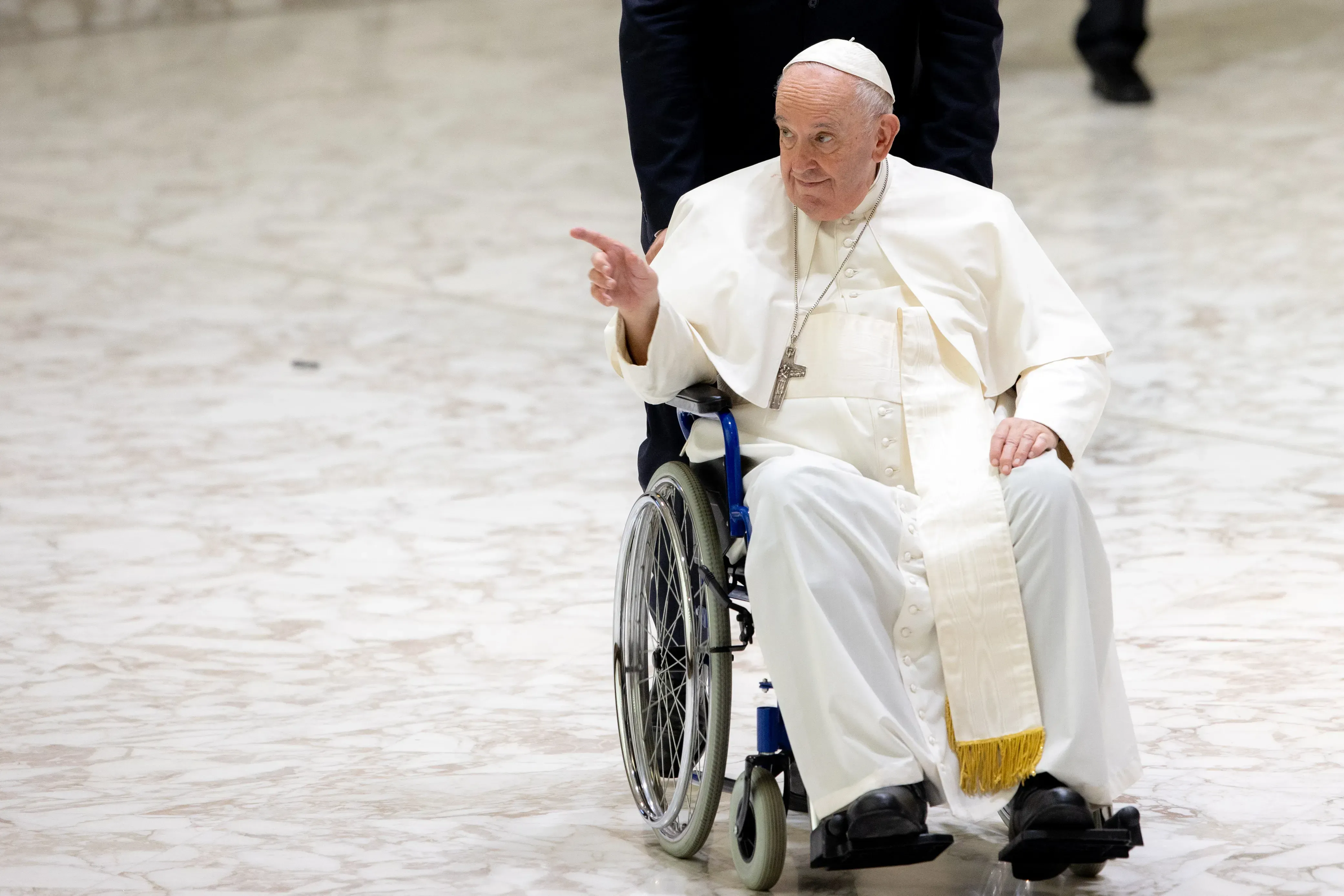 Le pape François salue la foule en fauteuil roulant lors de son audience générale, le 3 août 2022. Daniel Ibanez/CNA