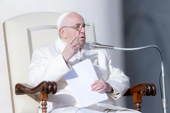 Le pape François s'exprimant lors de l'audience générale sur la place Saint-Pierre au Vatican, le 30 novembre 2022 | Daniel Ibáñez / CNA