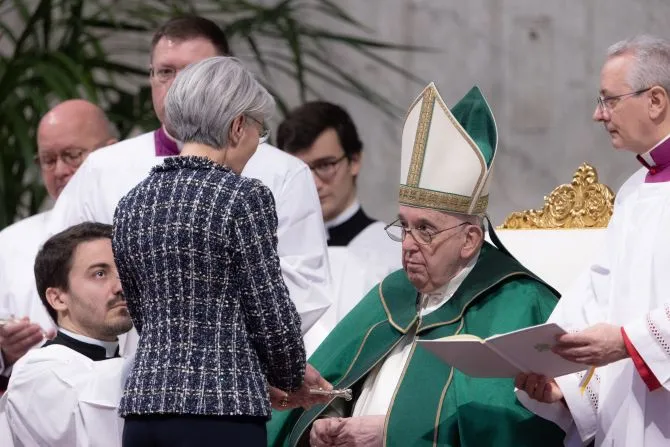 Le pape François confère le ministère de catéchiste dans la basilique Saint-Pierre le 22 janvier 2023. | Daniel Ibanez/CNA