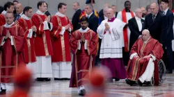 Le pape François arrive à la liturgie de la Passion du Seigneur dans la basilique Saint-Pierre le Vendredi saint, le 7 avril 2023. / 