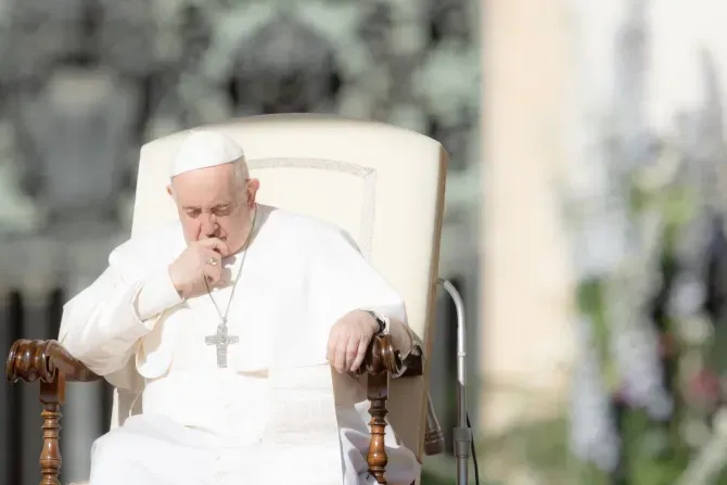 Le pape François prie lors de l'audience du mercredi sur la place Saint-Pierre, le 12 avril 2023. | Daniel Ibáñez/CNA / 
