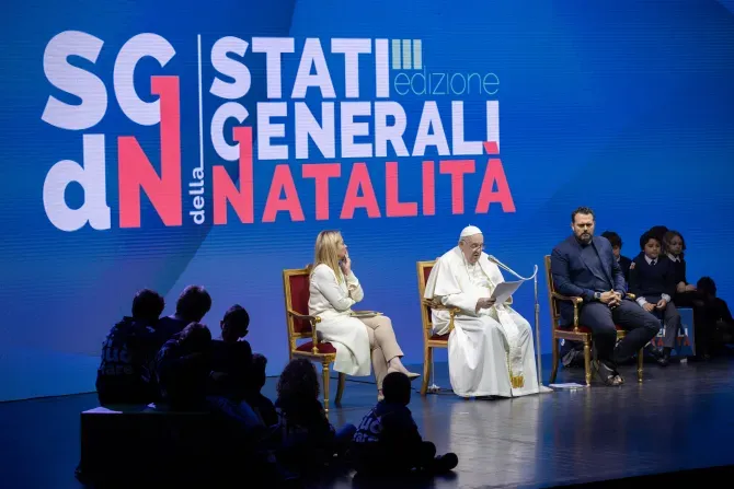 Le pape François a partagé la scène avec le Premier ministre italien Giorgia Meloni le 12 mai 2023, lors d'une conférence de deux jours sur "L'état général de la natalité", qui s'est tenue à l'auditorium Conciliazione, près du Vatican. | Daniel Ibanez/CNA