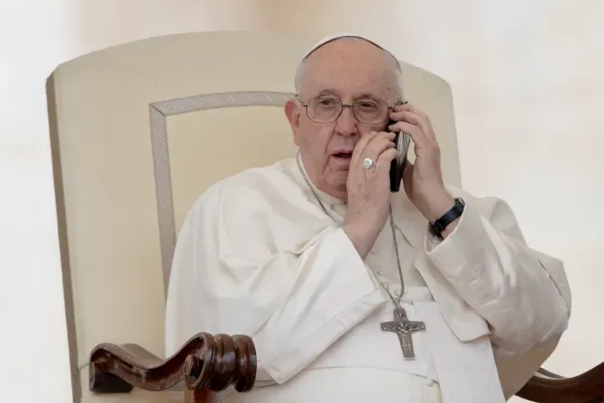 Le pape François prend un appel téléphonique lors de l'audience générale du 17 mai. | Daniel Ibáñez/EWTN News