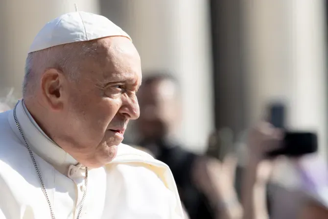 Le pape François lors de l'audience générale du mercredi sur la place Saint-Pierre, le 24 mai 2023. | Daniel Ibanez/CNA
