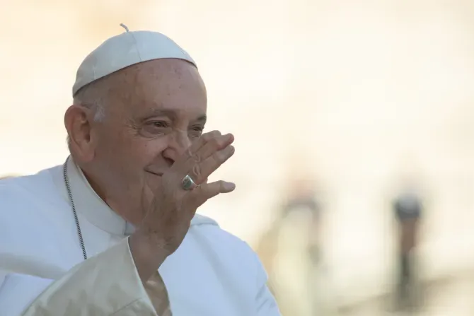 Le pape François sourit lors de l'audience générale sur la place Saint-Pierre le 27 septembre 2023. | Daniel Ibanez/CNA