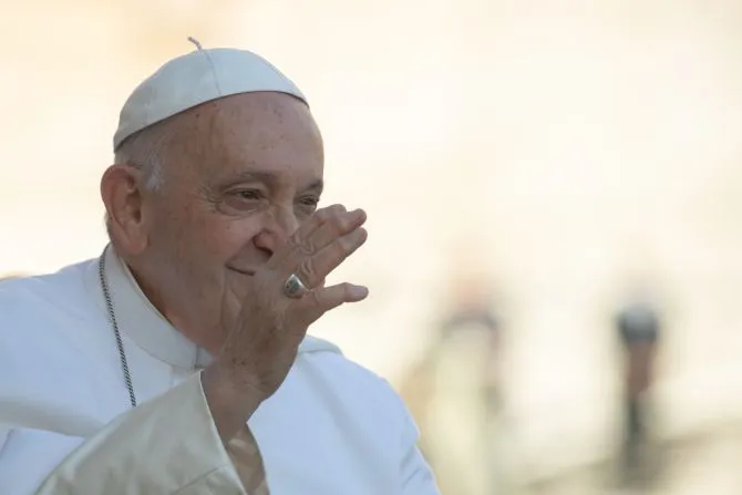 Le pape François sourit lors de l'audience générale sur la place Saint-Pierre le 27 septembre 2023. | Crédit photo : Daniel Ibanez/CNA