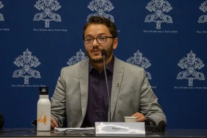 Wyatt Olivas, étudiant américain, lors d'une conférence de presse sur le Synode de synodalité qui se tiendra à Rome ce mois-ci, octobre 2023. | Crédit : Daniel Ibáñez/ACI Prensa