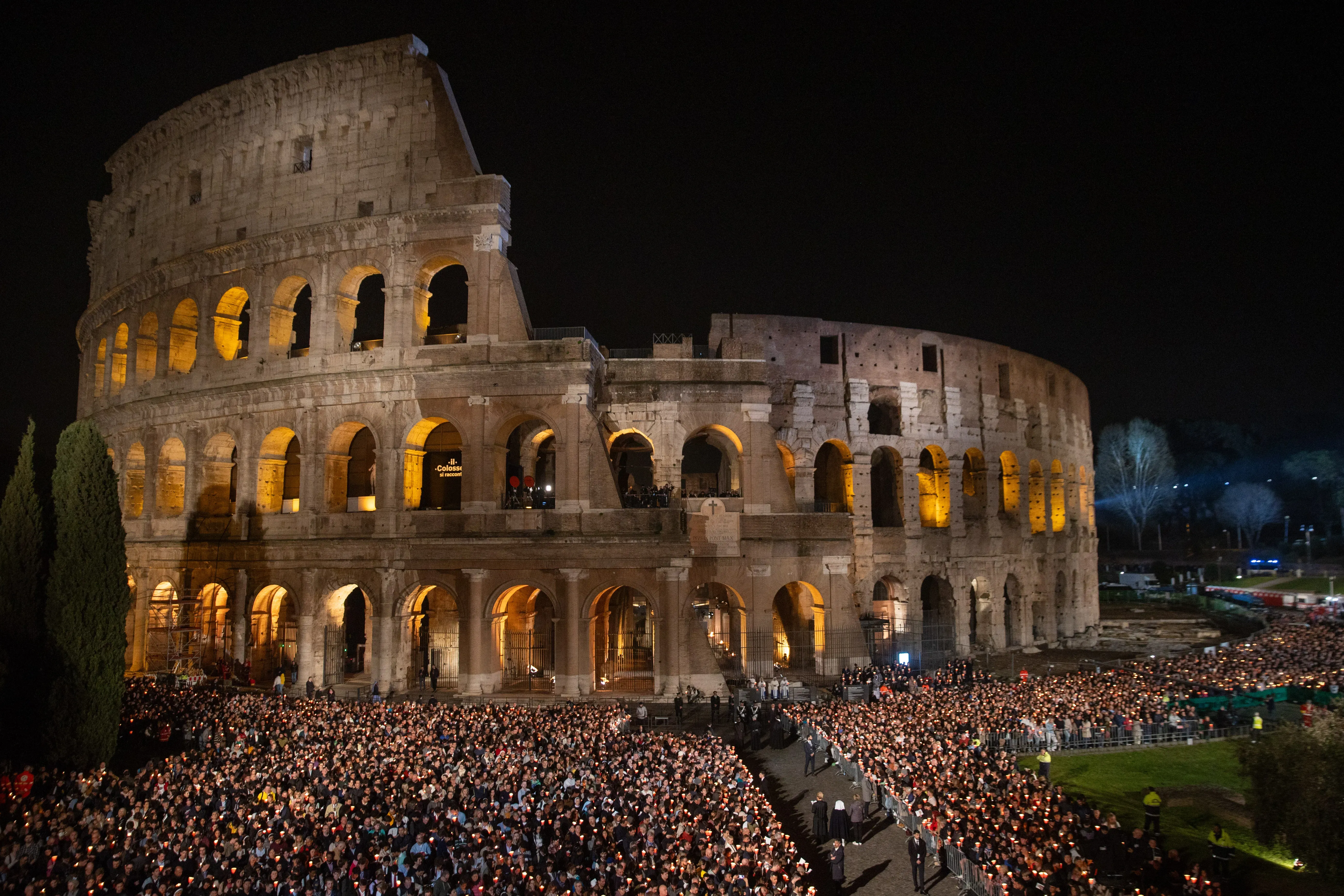 Des dizaines de milliers de personnes se rassemblent à l'extérieur du Colisée à Rome pour la Via Crucis, le chemin de croix, le vendredi saint, 29 mars 2024.