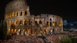 Des dizaines de milliers de personnes se rassemblent à l'extérieur du Colisée à Rome pour la Via Crucis, le chemin de croix, le vendredi saint, 29 mars 2024. / 