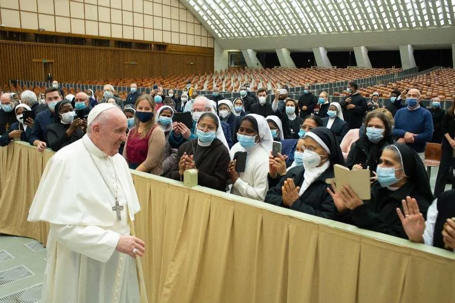 Le Pape François rencontre des professeurs et des étudiants de la Faculté pontificale de théologie "Marianum" de Rome dans la salle d'audience Paul VI le 24 octobre. Vatican Media.