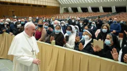 Le Pape François rencontre des professeurs et des étudiants de la Faculté pontificale de théologie "Marianum" de Rome dans la salle d'audience Paul VI le 24 octobre. / Vatican Media.