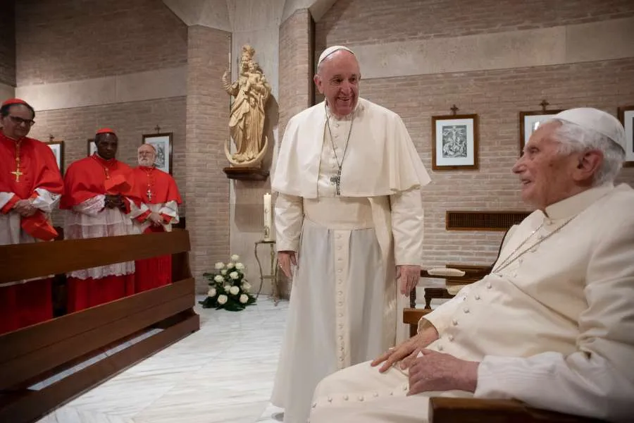 Le pape François salue le pape émérite Benoît XVI au monastère Mater Ecclesiae du Vatican le 28 novembre 2020. / Vatican Media.