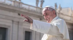 Le pape François, photographié sur la place Saint-Pierre le 22 octobre 2016. / Mazur/catholicnews.org.uk.