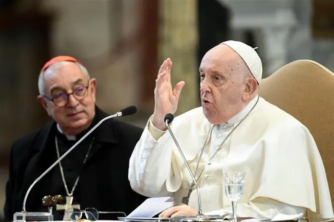 Le Pape François parle lors d'une réunion avec des prêtres du diocèse de Rome dans l'Archibasilique de Saint-Jean-de-Latran, le 13 janvier 2024. | Crédit : Vatican Media