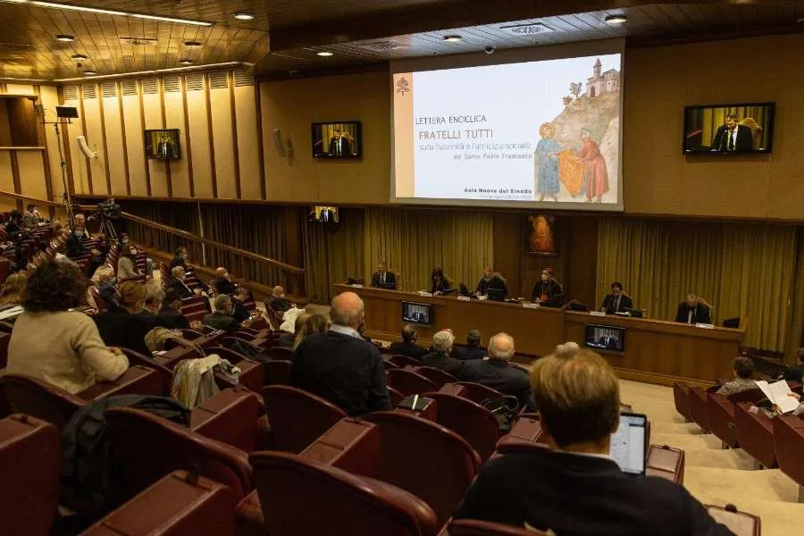 Une conférence présentant l'encyclique "Fratelli tutti" du Pape François dans la nouvelle salle du Synode au Vatican, le 4 octobre 2020.