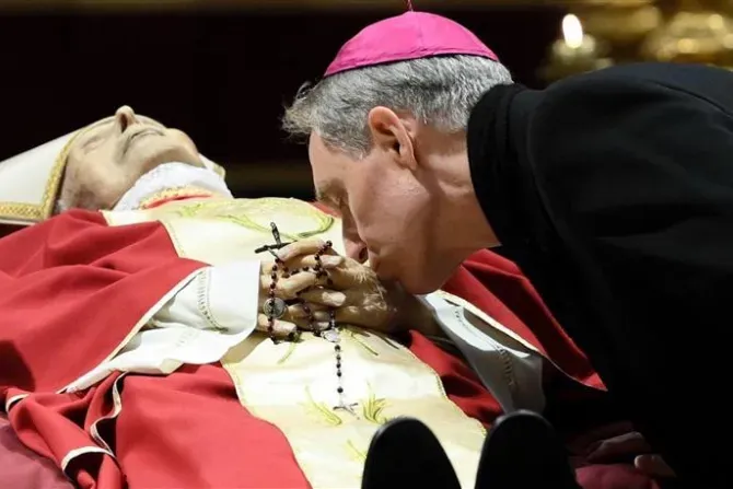 Mgr Georg Gänswein s'est penché pour baiser les mains de son ami et mentor, le pape émérite Benoît XVI. | Vatican Media