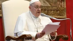 Le pape François prononce un discours devant tous les ambassadeurs du monde au Vatican le lundi 8 janvier 2024. | Crédit : Vatican Media / 
