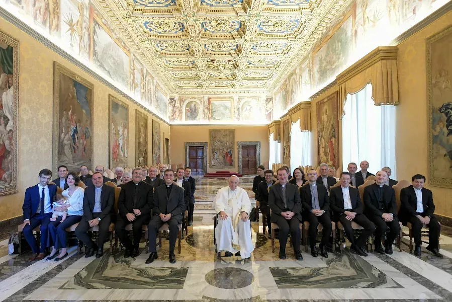 Le pape François rencontre les membres de la rédaction de la revue théologique La Scuola Cattolica dans la salle du Consistoire du Vatican, le 17 juin 2022. Médias du Vatican.