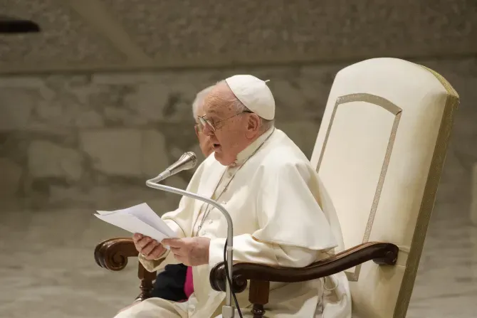 Le pape François prononce son discours d'audience générale aux pèlerins dans la salle d'audience Paul VI au Vatican, le 27 décembre 2023. | Crédit : Vatican Media / 