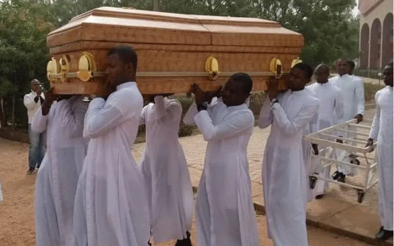 Des séminaristes portent le cercueil de leur collègue assassiné, Michael Nnadi, lors de son enterrement le 11 février. Domaine public