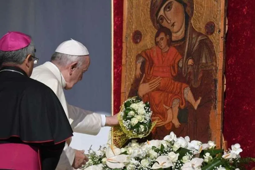 Le Pape François dépose un bouquet devant une icône mariale sur la Piazza Armerina, en Sicile centrale, le 15 septembre 2018. / AFP via Getty Images