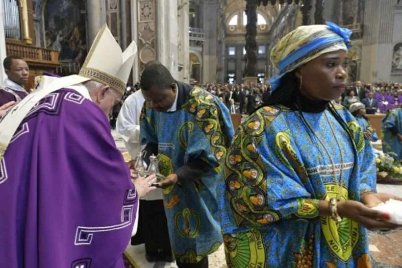 Le pape François célèbre la messe selon le rite zaïrois à la basilique Saint-Pierre le 1er décembre 2019. Vatican Media.