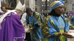 Le pape François célèbre la messe selon le rite zaïrois à la basilique Saint-Pierre le 1er décembre 2019. / Vatican Media.