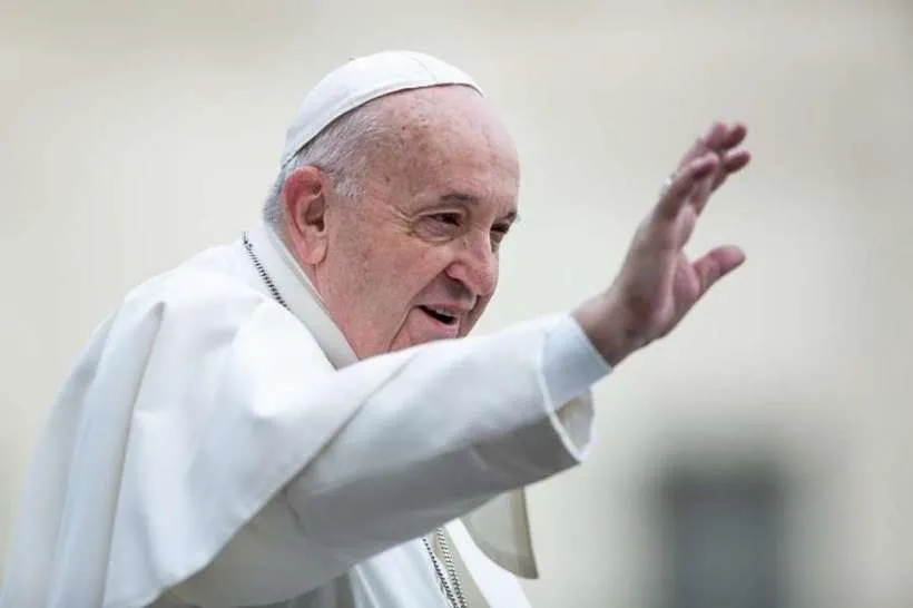 Le pape François salue les pèlerins sur la place Saint-Pierre le 26 février 2020. Daniel Ibanez/CNA.