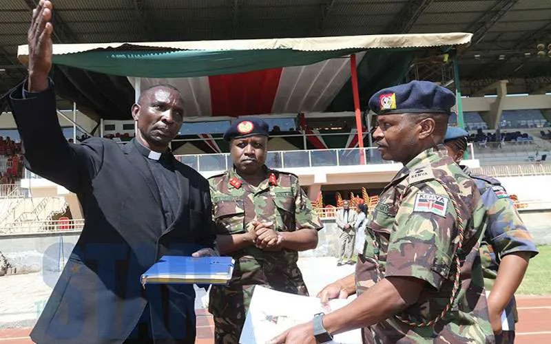Mgr Benjamin Maswili, aumônier militaire principal et administrateur apostolique du Kenya, lors d'une fonction officielle au Kenya Forces de défense du Kenya