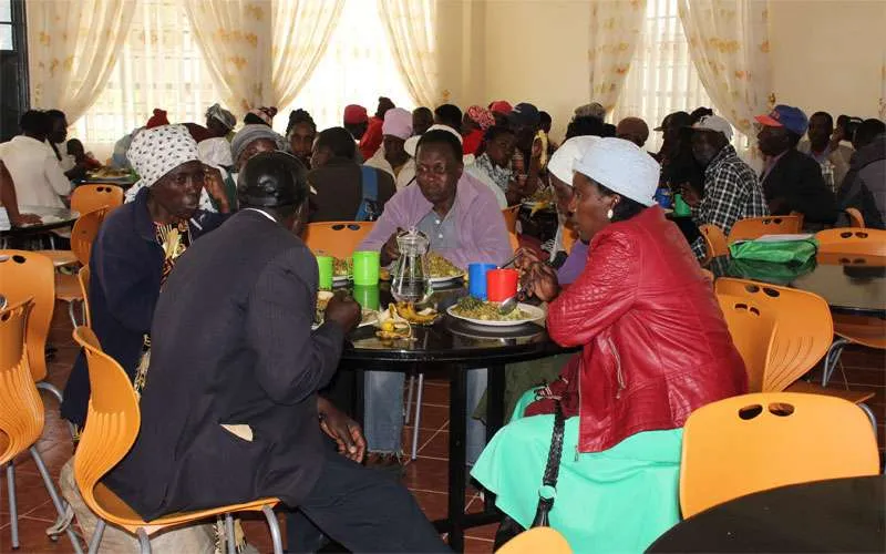 Membres d'un des groupes de soutien du village Upendo à Naivasha, au Kenya, dans le diocèse catholique de Nakuru, partageant un repas Assumption Sisters of Nairobi, Upendo Village