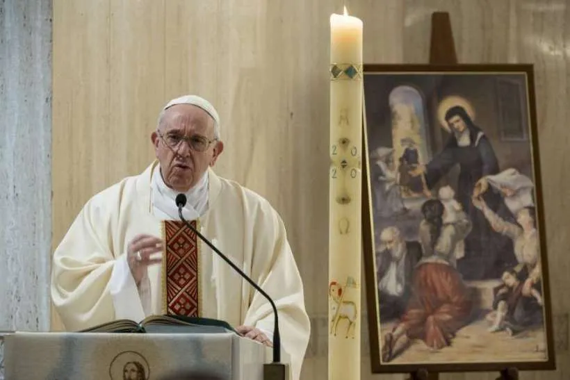 Le pape François célèbre la messe dans la chapelle de la Casa Santa Marta le 9 mai 2020. Vatican Media.