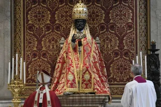 Le Pape François prie devant la statue de bronze de Saint Pierre le 29 juin 2020. Vatican Media/CNA.