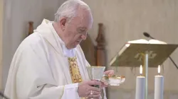 Le Pape François lors de la messe dans la chapelle de la Casa Santa Marta le 8 juillet 2020. / Vatican Media.