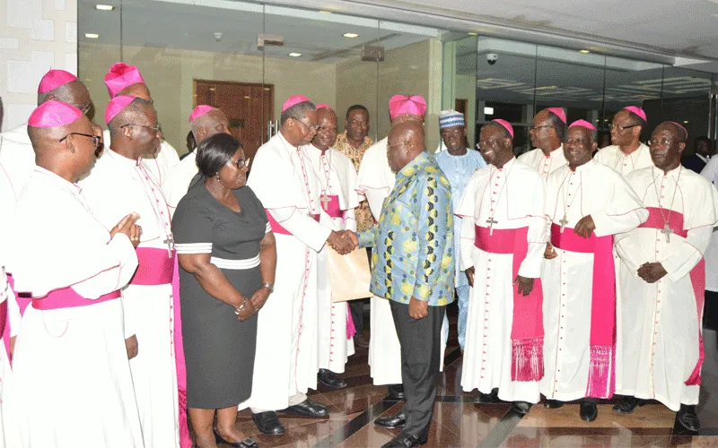 Mgr Philip Naameh, président de la conférence des évêques catholiques du Ghana, lors d'une poignée de main avec le président Nana Addo-Dankwa Akufo-Addo lors d'une visite des évêques au président au siège du gouvernement. Conférence des évêques catholiques du Ghana (GCBC)
